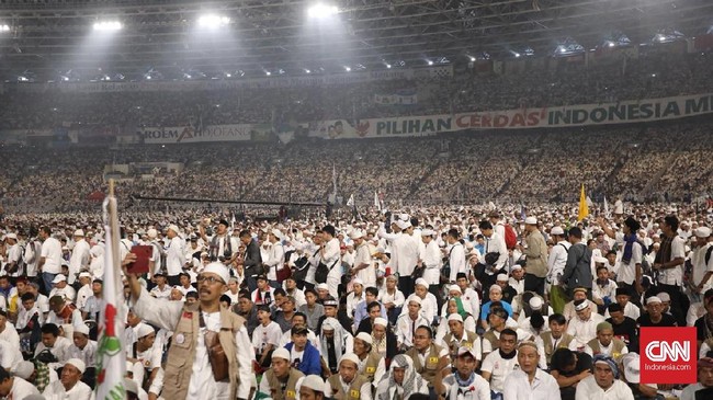 Prabowo Subianto, Sandiaga Uno, bersama Anies Baswedan diminta menyapa relawan jelang kampanye akbar yang diselenggarakan di Stadion GBK, Senayan.