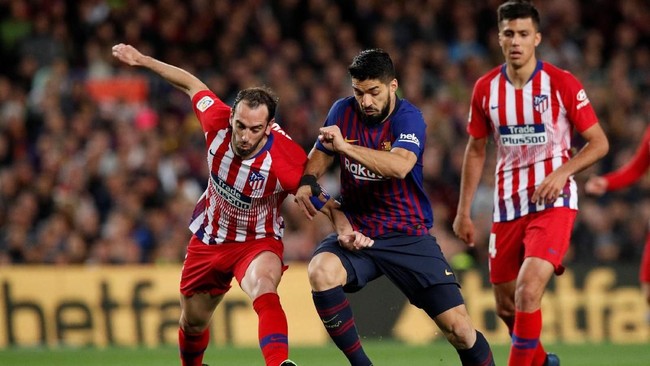 Gol dari Luis Suarez dan Lionel Messi pada menit-menit akhir pertandingan membawa Barcelona mengalahkan Atletico Madrid dengan skor 2-0 di Stadion Camp Nou.