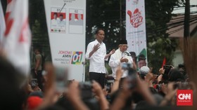 Jokowi Pakai Sapu Alumni PL Bersihkan Hoaks hingga Korupsi