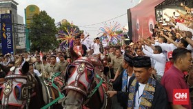 Kompak Putih-putih, Jokowi-Ma'ruf Diarak Kereta Kencana Solo