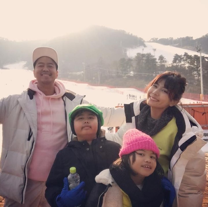 <p>Dari pernikahan dengan Gamila Arief, Pandji Pragiwaksono dikaruniai dua anak, Wadilla Dipo Wongsoyudo yang akrab disapa Dipo dan Ourania Almashira Wongsoyudo atau Shira. (Foto: Instagram @pandji.pragiwaksono)</p>
