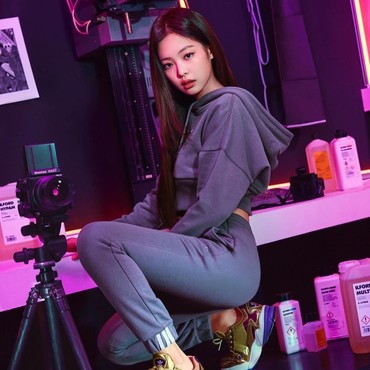 Jumlah Follower Instagram Capai 20 Juta Orang, Jennie Potong Poni