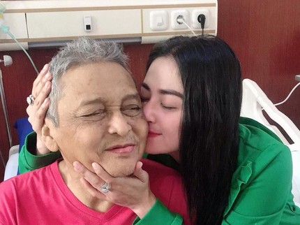 Kesedihan Dewi Perssik Melihat Kondisi Kesehatan Sang Ayah