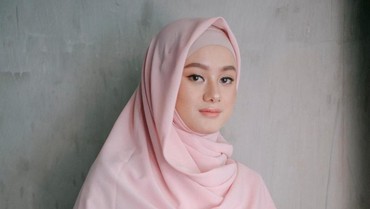 img-title Hadiri Nikahan Kakak, Dinda Hauw Disindir Riasan Wajah Menor & Gaun Ketat