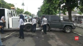 VIDEO: Razia Parkir Liar di Jakpus, Mobil Dinas Polri Diderek