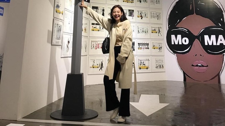 Jennie yang berusia 23 tahun ini lahir di Seoul, 16 Januari 1996.