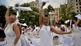 FOTO: Makan Malam Serba Putih Pertama di Kuba Havana menggelar makan malam serba putih yang terinspirasi dari piknik ala Prancis, Diner en Blanc.
