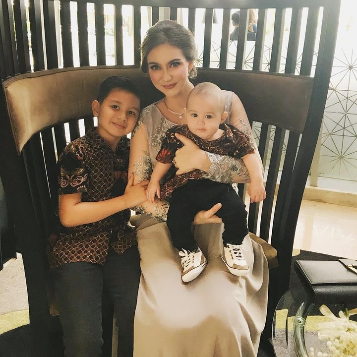 <p>Foto bertiga dulu ah sama Gio dan Zaquil. Semoga sehat selalu ya Bunda Aleissa dan keluarga. (Instagram @alessia89cestaro)</p>