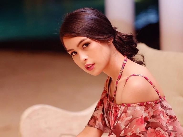 7 Potret Maudy Ayunda Ini Buktikan Pantas Perankan Ainun Habibie? Maudy Ayunda mendapat kesempatan untuk memerankan karakter Hasri Ainun Besari di film Habibie & Ainun 3. Sebelumnya, karakter tersebut diperankan oleh BCL.
