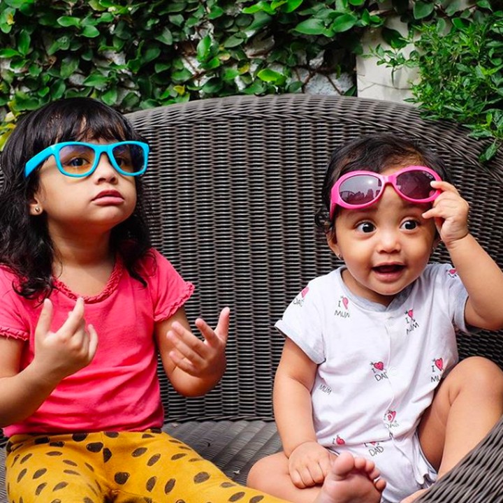 <p>Sama-sama cantik dan imut, Kak Hawwa dan <em>baby</em> Shafiyyah bergaya pakai kacamata. (Foto: Instagram @shireensungkar)</p>