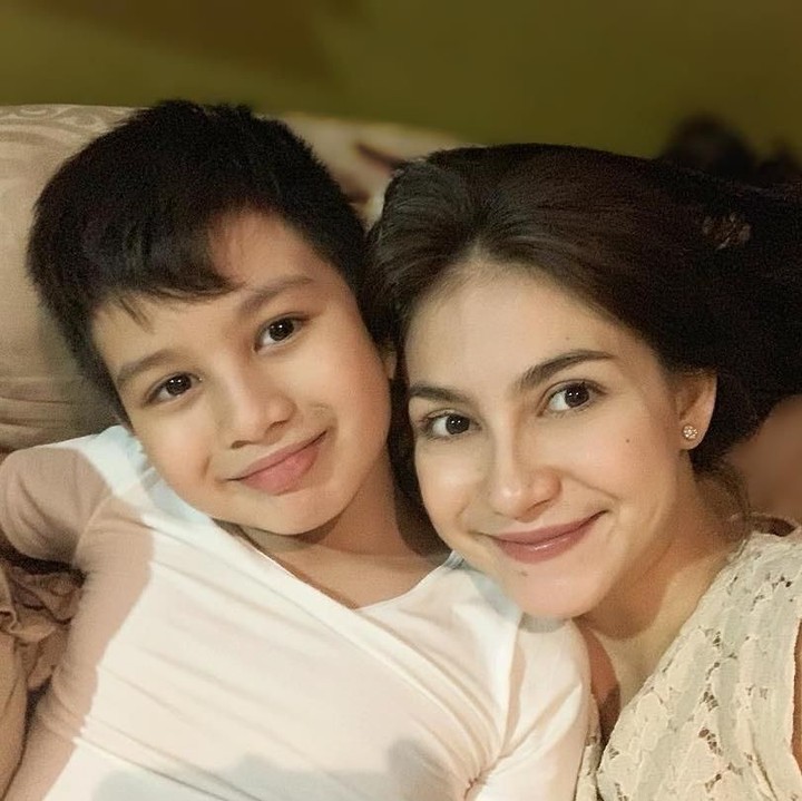 <p>Bunda Aleissa sedang menemani si kakak Gio Diezel. Meskipun masih sakit, namun senyuman manis tetap menghiasi wajah Gio nih, Bun. (Instagram @alessia89cestaro)</p>