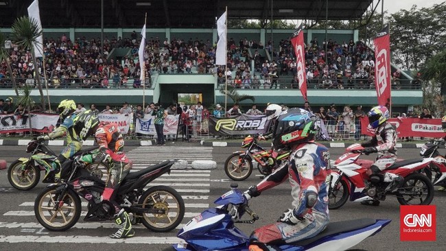 Road race atau balapan jalanan bukan hanya jadi sumber pemasukan bagi para pebalap. Ada banyak pihak yang menggantungkan hidup dari putaran uang di dalamnya.