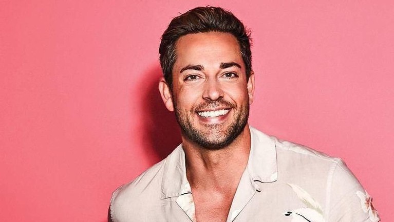 7 Potret Keren Zachary Levi Pemeran 'Shazam' Akting Zachary Levy mengantarkan film Shazam ke posisi pertama di Box Office pekan ini dengan pendapatan $53.5 juta. Ini lah sosok keren Zachary Levy.