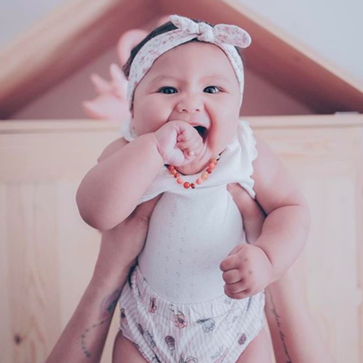 <p>Duh, ekspresinya bikin gemas! Senangnya <em>baby</em> Sea diangkat tinggi-tinggi. (Foto: Instagram @mrssharena)</p>