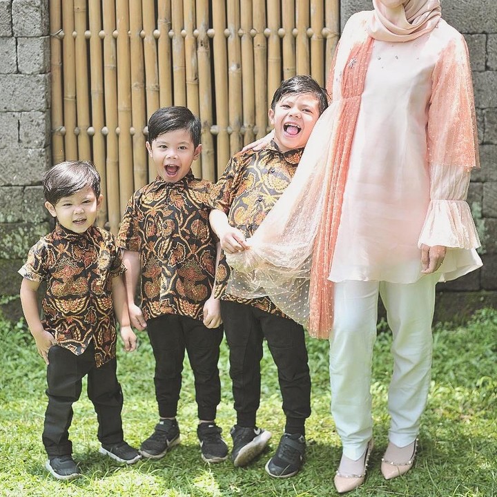 <p>Ketiga putra Ratna Galih mirip-mirip ya, sudah seperti anak kembar. (Foto: Instagram @ratnagalih)</p>