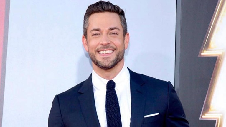 7 Potret Keren Zachary Levi Pemeran 'Shazam' Akting Zachary Levy mengantarkan film Shazam ke posisi pertama di Box Office pekan ini dengan pendapatan $53.5 juta. Ini lah sosok keren Zachary Levy.