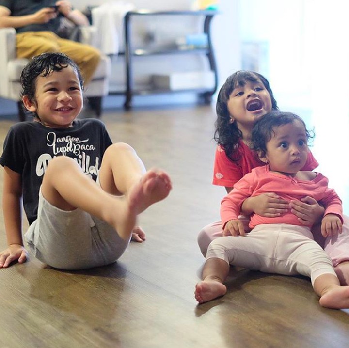 <p>Lagi akur nih, Bun. Kata Mami Shireen, kalau lagi ribut suka tarik-tarikkan. Persis saat masa kecilnya Mami Shireen dan sang kakak, Mami Kia. (Foto: Instagram @shireensungkar)</p>