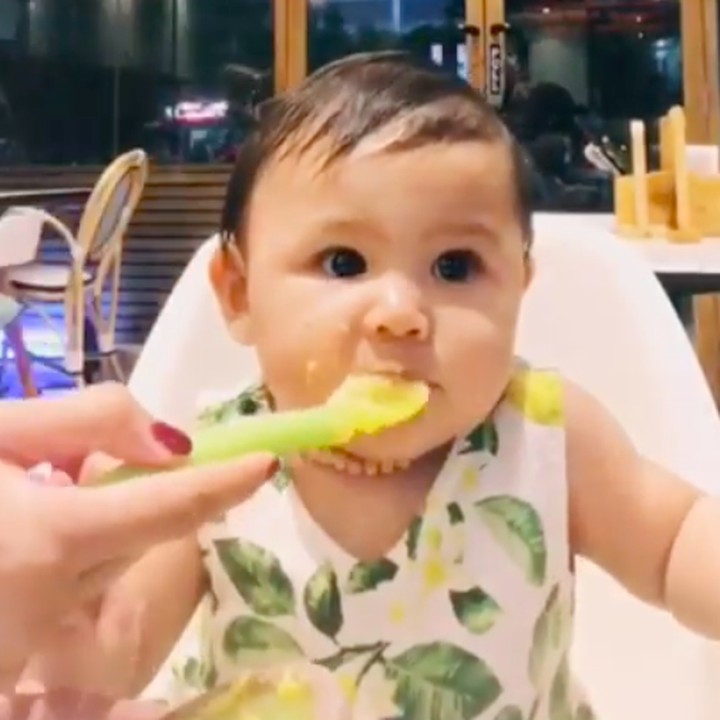 <p>Sea pintar banget <em>mamam</em> MPASI. <em>Mommy</em> Sharena sempat trauma karena sang kakak, Ryshaka yang akrab disapa Ry, dulu <em>picky eater</em>, Bun. Katanya cuma suka makan pisang di awal MPASI. (Foto: Instagram @mrssharena)</p>