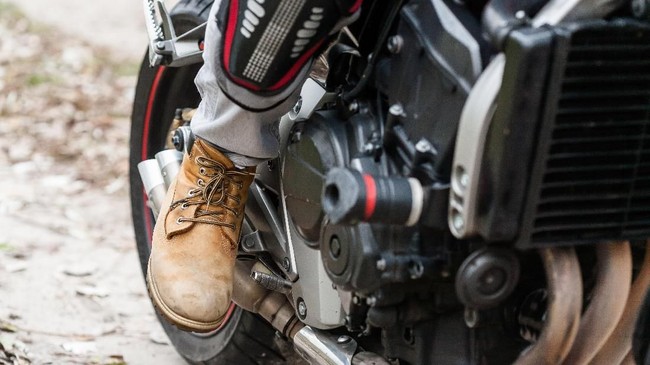 Pengendara motor bisa memilih bot yang terbuat dari bahan berkualitas, seperti kevlar.