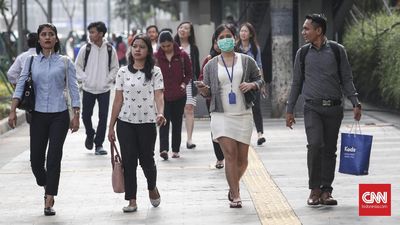 Karyawan menuju kantor saat pagi di kawasan Sudirman, Jakarta, Senin, 8 April 2019. CNNIndonesia/Safir Makki