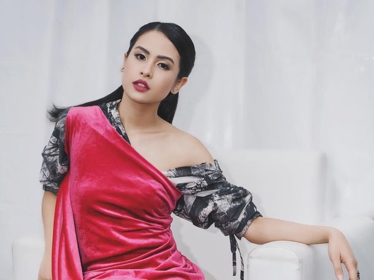 7 Potret Maudy Ayunda Ini Buktikan Pantas Perankan Ainun Habibie? - Foto 1