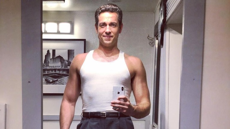 7 Potret Keren Zachary Levi Pemeran 'Shazam' Akting Zachary Levy mengantarkan film Shazam ke posisi pertama di Box Office pekan ini dengan pendapatan $53.5 juta. Ini lah sosok keren Zachary Levy.