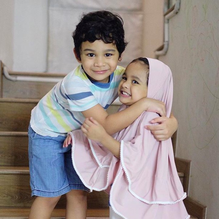 <p>"<em>MasyaaAllah Dua cintaku kaya abi mami versi kecil yaaaa</em>," begitu kata Mami Shireen di foto Abang Adam dan Kak Hawwa. (Foto: Instagram @shireensungkar)</p>