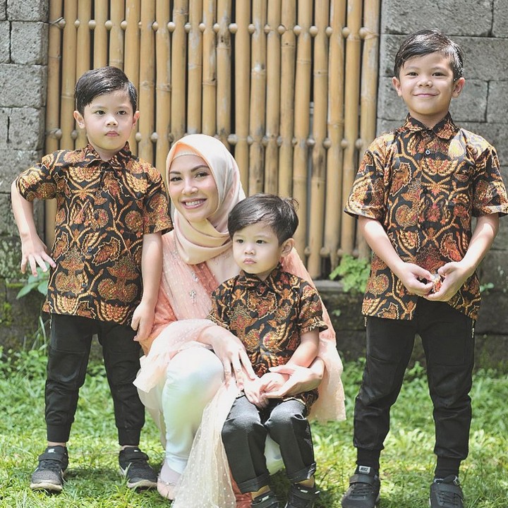 <p>Kenalan dengan ketiga putra Ratna Galih yang menggemaskan yuk, Bun. (Foto: Instagram @ratnagalih)  </p>