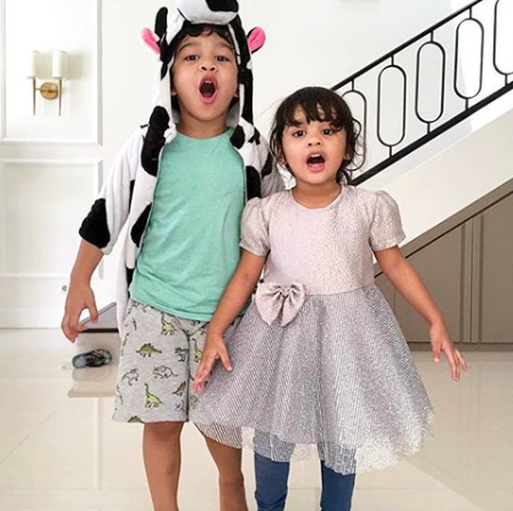 <p>Yang satu mau pakai kostum sapi, satunya lagi mau pakai baju ala <em>princess</em>. Lucu! (Foto: Instagram @shireensungkar)</p>