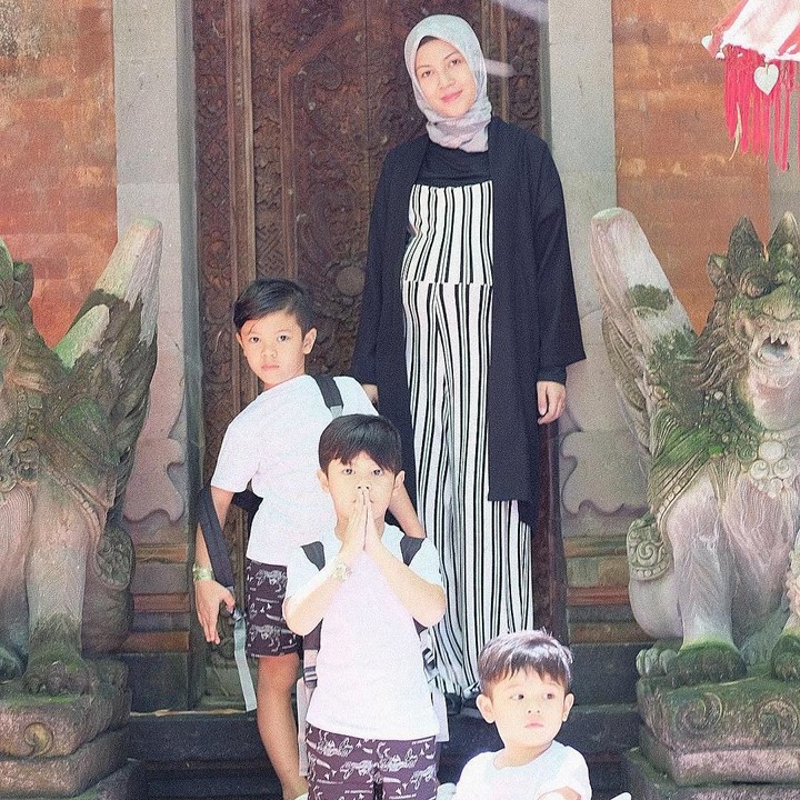 <p>Jarak usia ketiga putranya ini sangat dekat, Bun, yakni satu dan dua tahun. (Foto: Instagram @ratnagalih)</p>