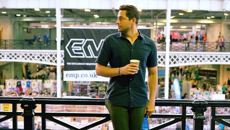 Akting Zachary Levy mengantarkan film Shazam ke posisi pertama di Box Office pekan ini dengan pendapatan $53.5 juta. Ini lah sosok keren Zachary Levy.