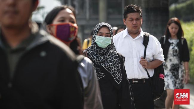 Karyawan menuju kantor saat pagi di kawasan Sudirman, Jakarta, Senin, 8 April 2019. CNNIndonesia/Safir Makki