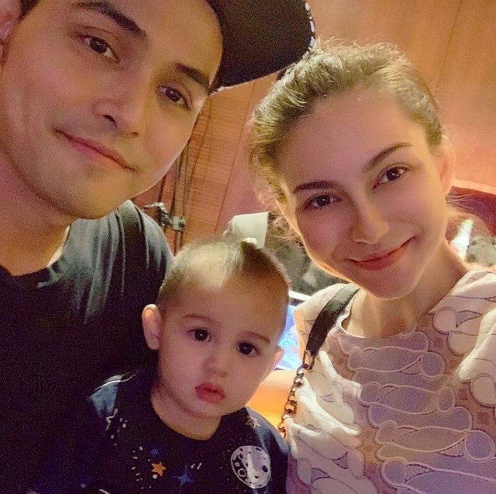 <p>Sekarang gantian, giliran Xaquil yang menemani Ayah dan Bunda. Wajah Xaquil mirip banget dengan sang Bunda, terutama di bagian mata. (Instagram @alessia89cestaro)</p>