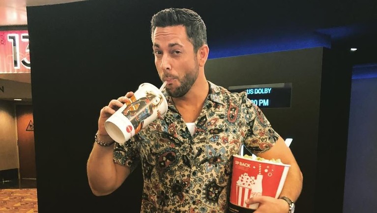 Akting Zachary Levy mengantarkan film Shazam ke posisi pertama di Box Office pekan ini dengan pendapatan $53.5 juta. Ini lah sosok keren Zachary Levy.
