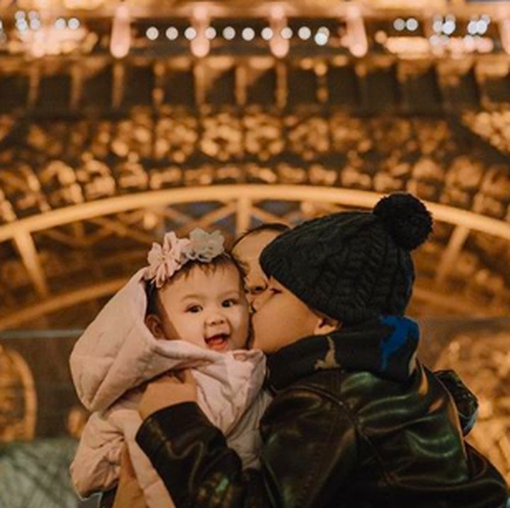 <p><em>Sweet</em> banget! Kakak Ry cium <em>baby</em> Sea di depan Menara Eiffel, Paris. (Foto: Instagram @mrssharena)</p>