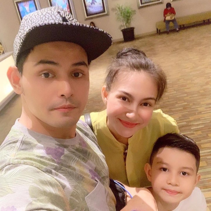 <p>Saatnya <em>movie time</em> bersama Ayah Ahmad Affandy dan Kakak Gio. Wah seru banget ya mereka. (Instagram @alessia89cestaro)</p>