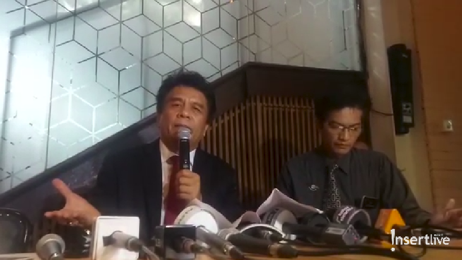 Pengacara dan keluarga Steve Emmanuel menggelar konferensi pers. 