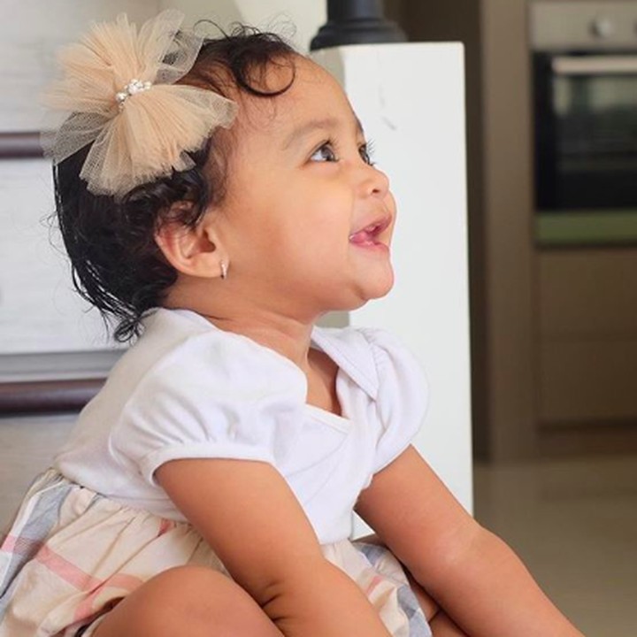 <p><em>Cute</em> banget senyumnya <em>baby</em> Shafiyyah, tambah cantik pakai pita di kepala. (Foto: Instagram @shireensungkar)</p>