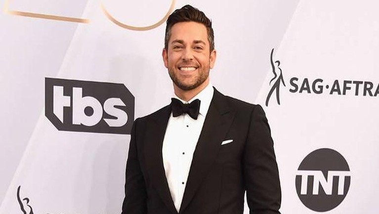 Akting Zachary Levy mengantarkan film Shazam ke posisi pertama di Box Office pekan ini dengan pendapatan $53.5 juta. Ini lah sosok keren Zachary Levy.