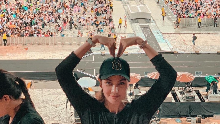 Luna Maya nonton konser BTS di Bangkok Luna Maya nonton konser BTS di Bangkok