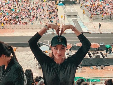 img-title Luna Maya Ungkap Momen Tak Sengaja Ketemu Kakak Jungkook BTS Saat Konser