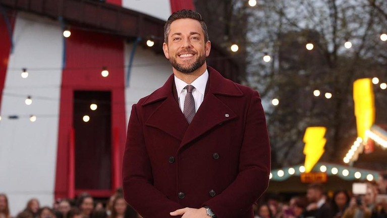 Akting Zachary Levy mengantarkan film Shazam ke posisi pertama di Box Office pekan ini dengan pendapatan $53.5 juta. Ini lah sosok keren Zachary Levy.