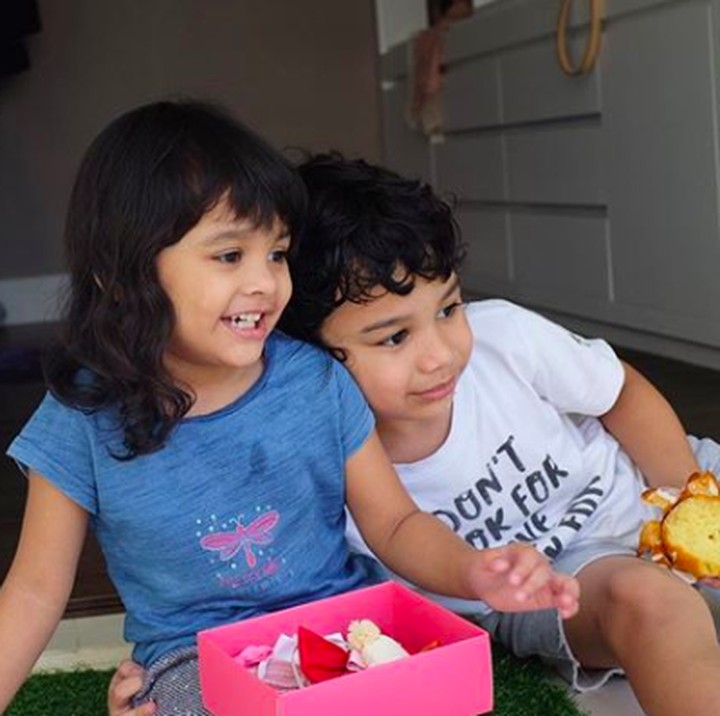 <p>"<em>Akuur nyaaaaa walaupun beberapa menit abis foto adem ini tarik tarikan hahahahahhahaha. nulis caption ini aja backsoundnya ada yg nangis. MasyaaAllah namanya dunia anak anak</em>," tulis Mami Shireen. (Foto: Instagram @shireensungkar)</p>