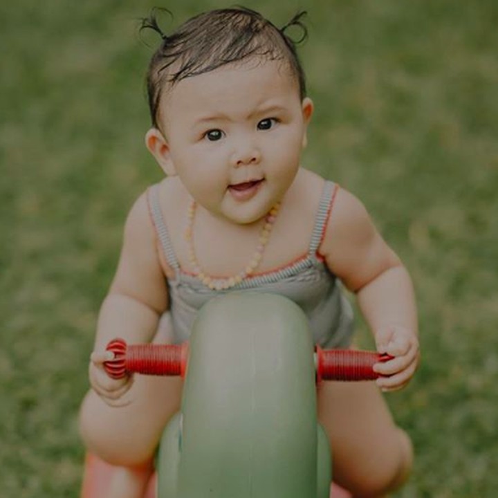 <p>Rambut <em>secuil</em> tapi bisa dikucir. <em>Mommy</em> Sharena penuh perjuangan banget mengucir rambut Sea. Karet rambutnya beli di Milan lho! (Foto: Instagram @mrssharena)</p>