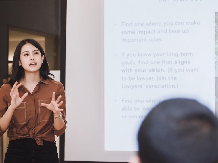 7 Potret Maudy Ayunda Ini Buktikan Pantas Perankan Ainun Habibie? Maudy Ayunda mendapat kesempatan untuk memerankan karakter Hasri Ainun Besari di film Habibie & Ainun 3. Sebelumnya, karakter tersebut diperankan oleh BCL.