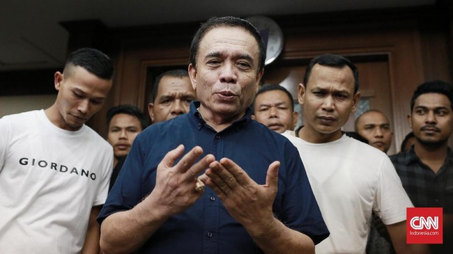 Kemenkumham bakal mencabut pembebasan bersyarat mantan Gubernur Aceh Irwandi Yusuf jika terbukti melakukan pelanggaran.