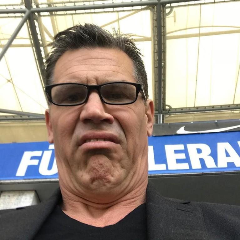 Karakter musuh yang keji di film Avengers, Thanos diperankan oleh Josh Brolin. Berikut ini deretan potret konyol Josh jika sedang tidak beraksi menjadi Thanos.