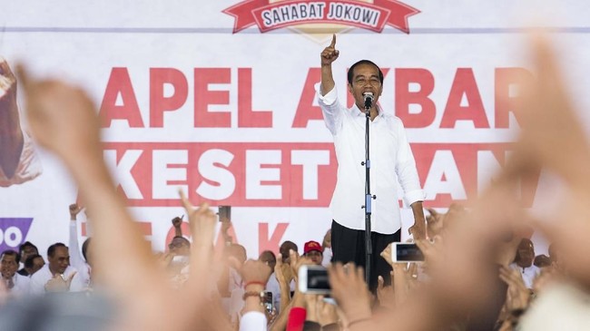 Jokowi di hadapan ribuan buruh menyatakan bakal duduk bersama federasi buruh untuk merevisi PP Nomor 78 tentang pengupahan, serta melindungi TKI di luar negeri.