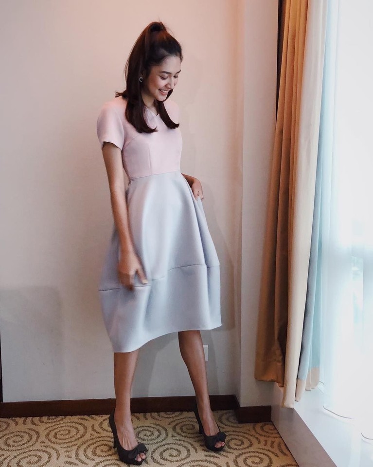 Mikha Tambayong dikenal memiliki gaya yang terlihat chic dan santai. Berikut ini potret penampilan ala Mikha Tambayong.