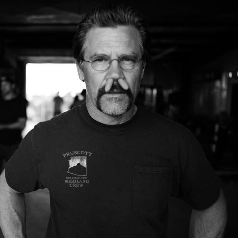 Karakter musuh yang keji di film Avengers, Thanos diperankan oleh Josh Brolin. Berikut ini deretan potret konyol Josh jika sedang tidak beraksi menjadi Thanos.
